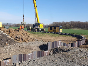 Specializovaná firma dokončila ohrazení kontaminované oblasti ocelovými larsenovými stěnami