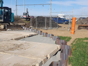 Specializovaná firma dokončila ohrazení kontaminované oblasti ocelovými larsenovými stěnami