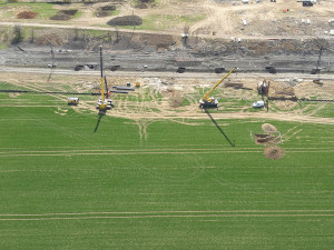 Specializovaná firma dokončila ohrazení kontaminované oblasti ocelovými larsenovými stěnami