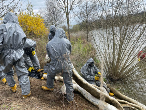 Hasiči na jezeru u místa havárie realizovali opatření s využitím sorpčních hadů