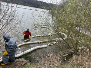 Hasiči na jezeru u místa havárie realizovali opatření s využitím sorpčních hadů