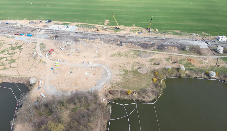 Specializovaná firma dokončila ohrazení kontaminované oblasti ocelovými larsenovými stěnami