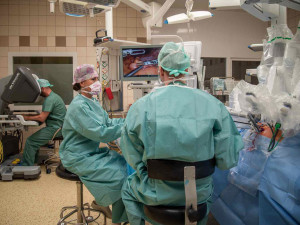 VIDEO: V Olomouci pomáhá operovat druhý da Vinci. Nemocnice rozšířila robotické centrum