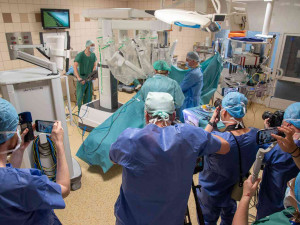 VIDEO: V Olomouci pomáhá operovat druhý da Vinci. Nemocnice rozšířila robotické centrum