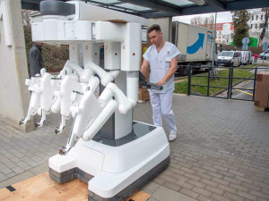 VIDEO: V Olomouci pomáhá operovat druhý da Vinci. Nemocnice rozšířila robotické centrum