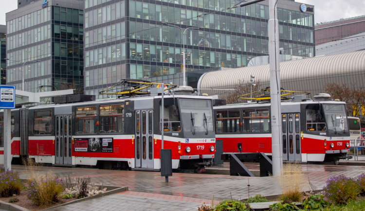 Šalinář nemohl probudit opilého pasažéra, malátný mladík sahal po zbrani za pasem