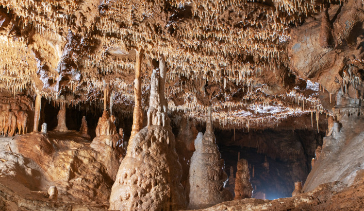 Před sto lety vkročili první turisté do jeskyně Balcarka v Moravském krasu