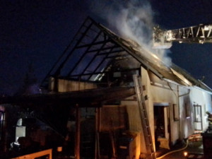 Požár garáže ohrožoval dům na Šumpersku, hasiči zabránili milionovým škodám