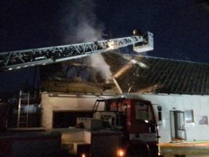 Požár garáže ohrožoval dům na Šumpersku, hasiči zabránili milionovým škodám