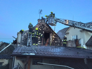 Požár garáže ohrožoval dům na Šumpersku, hasiči zabránili milionovým škodám