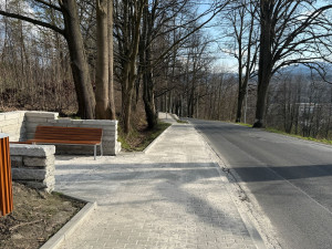 Do lázní v Jeseníku bezpečně. Město dokončilo nových moderní chodník