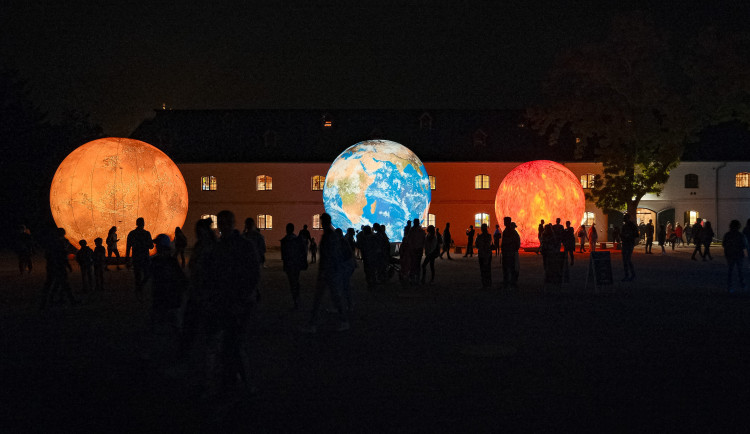 Pevnost poznání slaví deset let. Nabídne noční prohlídky, workshopy i obří modely planet