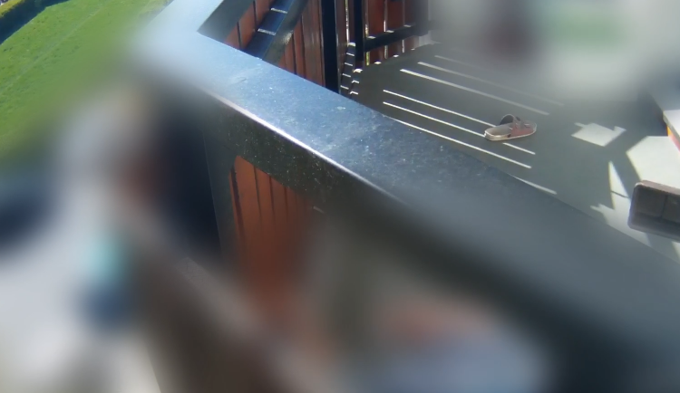 Seniorka v Brně zoufale volala o pomoc. Upadla a zaklínila se v zábradlí balkonu