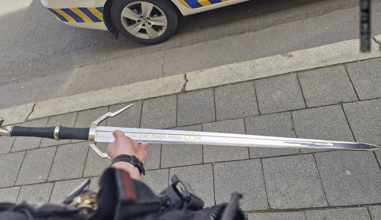 Mladík postávající s meči v Olomouci vylekal kolemjdoucí, přivolali strážníky