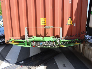 Z nákladního auta se za jízdy v Litovli uvolnil návěs. Poškodil zaparkovaná vozidla