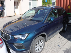 Z nákladního auta se za jízdy v Litovli uvolnil návěs. Poškodil zaparkovaná vozidla