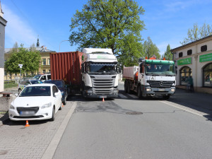 Z nákladního auta se za jízdy v Litovli uvolnil návěs. Poškodil zaparkovaná vozidla