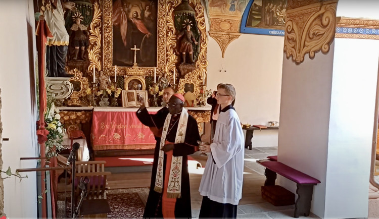 Robert Sarah, horký kandidát na nového papeže, který sloužil mši v Římově