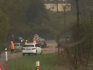 VIDEO: Kroupy a bahno splavené do domů. Silné bouřky zasáhly Hranicko