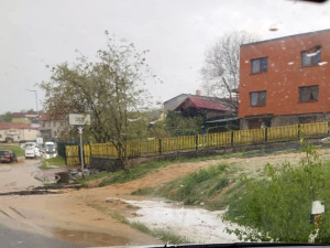 VIDEO: Kroupy a bahno splavené do domů. Silné bouřky zasáhly Hranicko