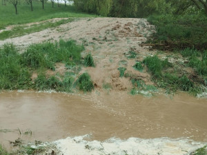 VIDEO: Kroupy a bahno splavené do domů. Silné bouřky zasáhly Hranicko