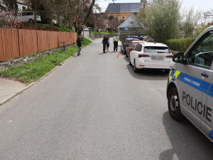 Cyklista ve Šternberku naboural do zaparkovaného auta. Policie žádá o pomoc svědky