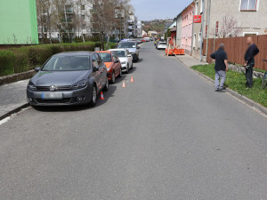 Cyklista ve Šternberku naboural do zaparkovaného auta. Policie žádá o pomoc svědky