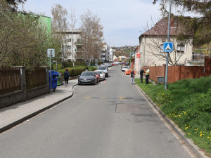 Cyklista ve Šternberku naboural do zaparkovaného auta. Policie žádá o pomoc svědky