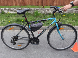 Cyklista ve Šternberku naboural do zaparkovaného auta. Policie žádá o pomoc svědky