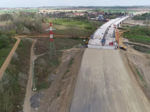 VIDEO: Estakáda u Přerova je ze dvou třetin hotová, D1 se otevře před Vánocemi