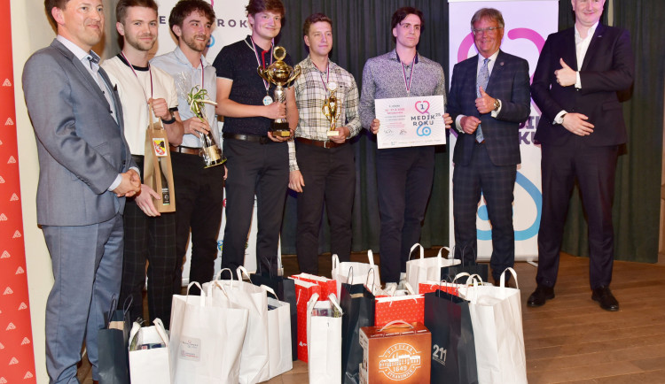 V soutěži Medik roku si budoucí lékaři vyzkoušeli resuscitaci i porod