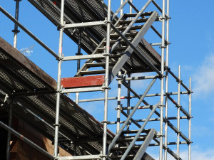 Moč nebo penetrace? Chodce pod lešením v Olomouci potřísnila neznámá tekutina