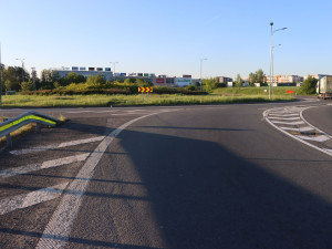 Uprostřed kruhového objezdu u Globusu nad ránem skončil opilý řidič