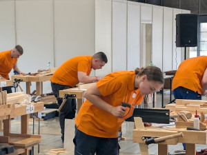 Jediná dávka v mužské konkurenci. Nejlepší mladá truhlářka v Česku je z Prostějova