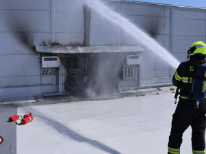 Hasiči v Olomouci likvidovali požár technologie solární elektrárny. Škoda je milion korun