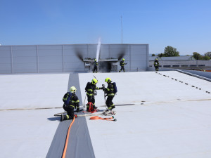 Hasiči v Olomouci likvidovali požár technologie solární elektrárny. Škoda je milion korun