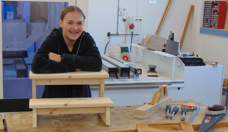 Jediná dávka v mužské konkurenci. Nejlepší mladá truhlářka v Česku je z Prostějova