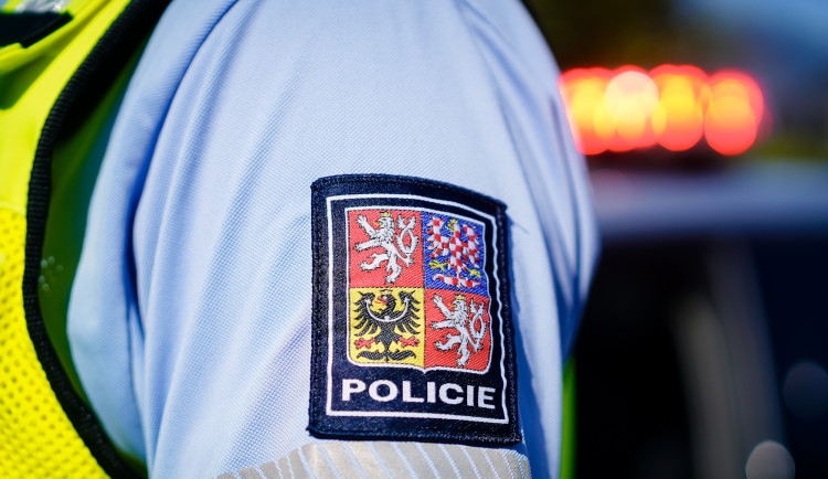 Senior se těžce zranil při nastupování do autobusu, policie hledá svědky