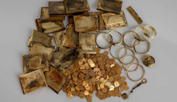 Unikátní poklad u Zvičiny: poctiví nálezci odevzdali sedm kilo zlatých mincí a šperků