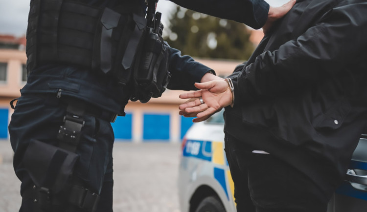 Kopy, plivance a urážky. Opilý muž se v Přerově rval s policisty, jednoho zranil