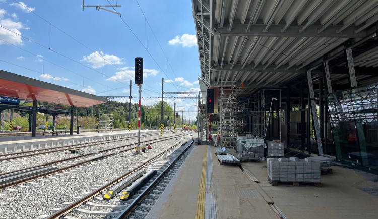 Rekonstrukce nádraží v Králově Poli postoupila. Lidé využijí nová nástupiště