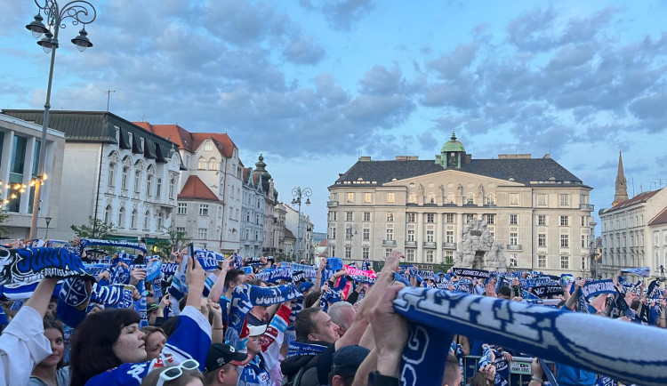 VIDEO: Brno je v euforii. Fanoušci Komety slaví vítězství v extralize