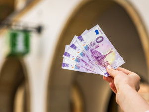 Výročí zapsání Sloupu Nejsvětější Trojice na seznam UNESCO připomene eurobankovka