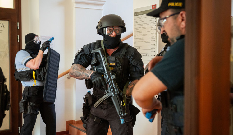 Na fakultu v Lednici vtrhl útočník. Záchranné složky tam trénovaly zásah