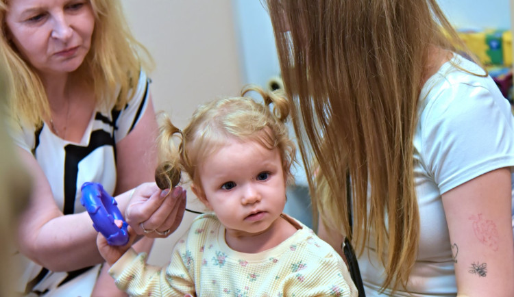 Lékaři z Brna vrátili sluch roční Lauře. K operaci použili robotické rameno