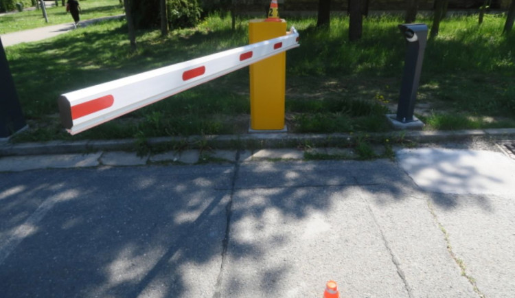 poškozená závora (2)