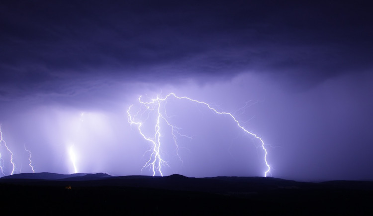 Meteorologové varují před bouřkami. Objevit by se měly odpoledne