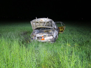 Cizinec vytáhl u Olomouce opilého mladého řidiče z hořícího auta, a zachránil mu tak život