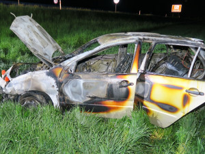 Cizinec vytáhl u Olomouce opilého mladého řidiče z hořícího auta, a zachránil mu tak život