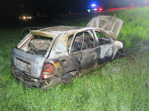 Cizinec vytáhl u Olomouce opilého mladého řidiče z hořícího auta, a zachránil mu tak život